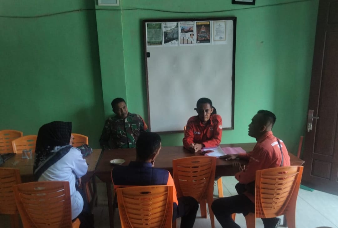 Komsos di Kantor Desa, Babinsa Tingkatkan Kerjasama Yang Baik Dengan Aparat Desa