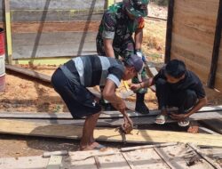 Bersama Warga Babinsa Bergotong Royong Membangun Rumah