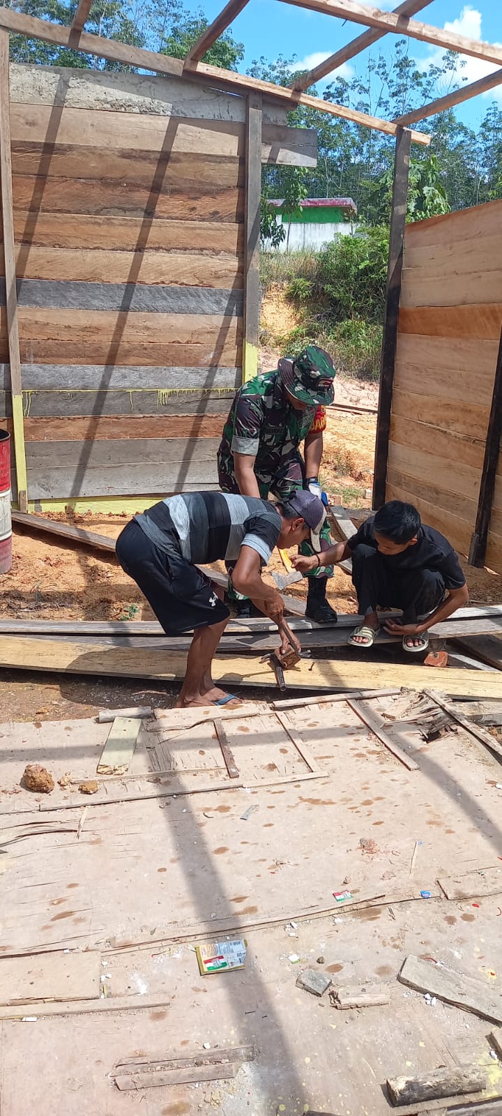 Bersama Warga Babinsa Bergotong Royong Membangun Rumah