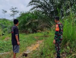Cegah KARHUTLA Babinsa Koramil 420-04/Sarolangun Serda M. Idrus lakukan sosialisasi kepada warga binaannya