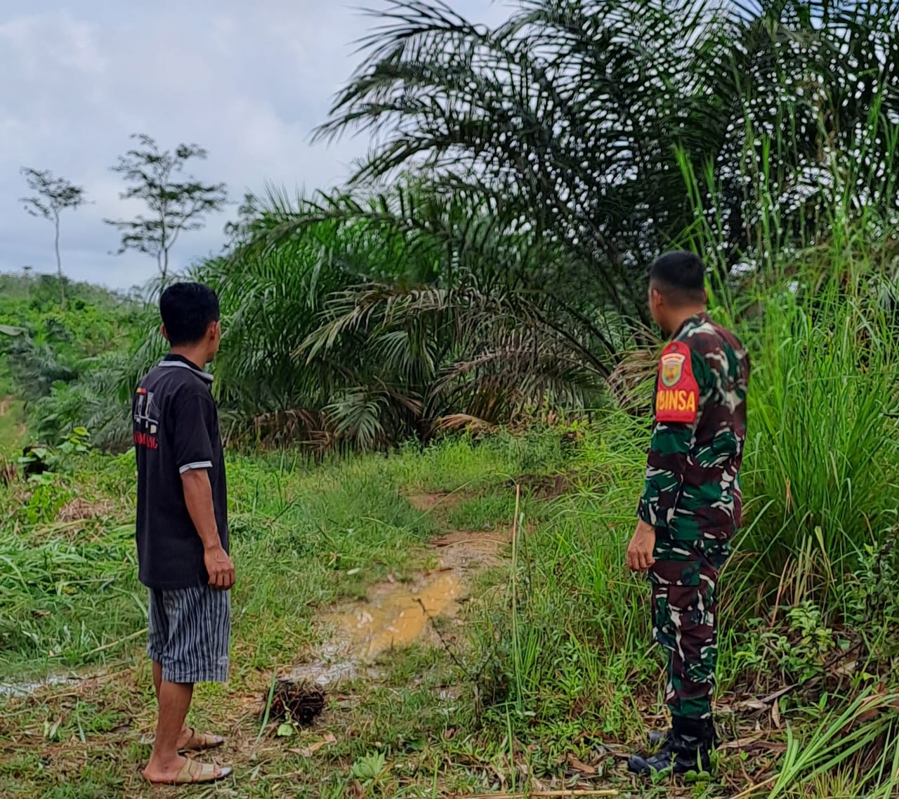 Cegah KARHUTLA Babinsa Koramil 420-04/Sarolangun Serda M. Idrus lakukan sosialisasi kepada warga binaannya