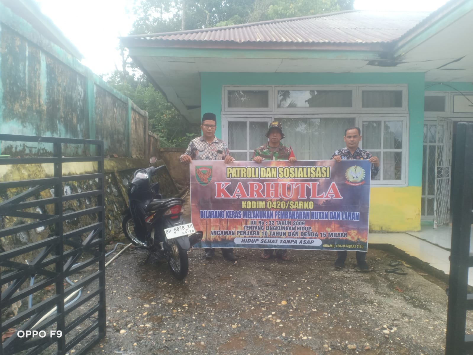 Babinsa Koramil 420-06/Muara Siau Gencarkan Patroli dan Sosialisasi Bahaya Karhutla di Desa Sekancing Ulu