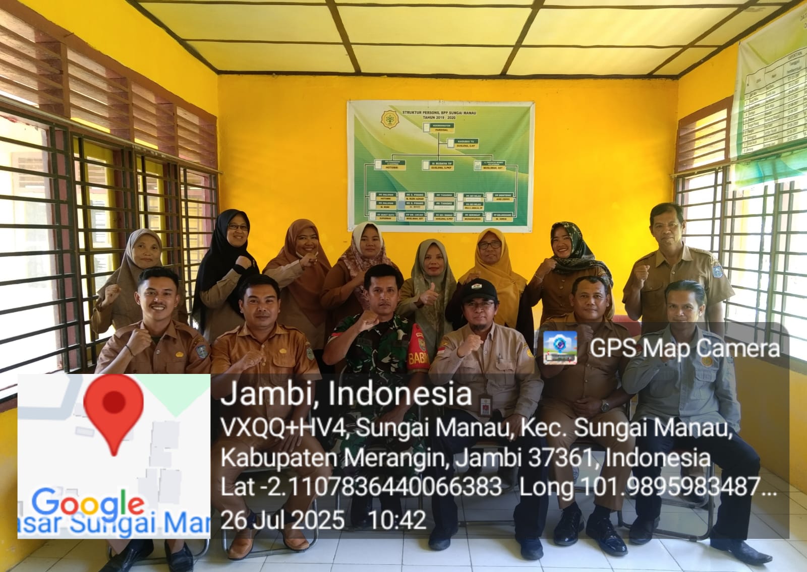 Babinsa Koramil 420-07/Sei Manau Koptu Yedi Arizal laksanakan Komsos dalam rangka Pembinaan Teritorial (Binter) dengan aparatur desa Tiangko