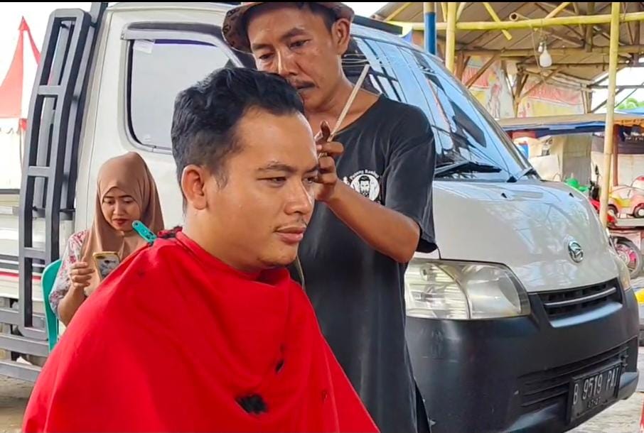 Pemdes sindangheula gelar cukur geratis 75 warga termasuk kepala desa ikut di cukur