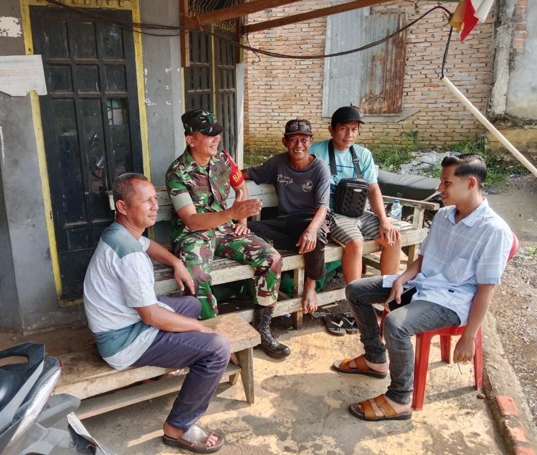 Tingkatkan Keamanan Lingkungan, Babinsa Serda Ahmad Sopani Ajak Warga Aktif Jaga Kamtibmas