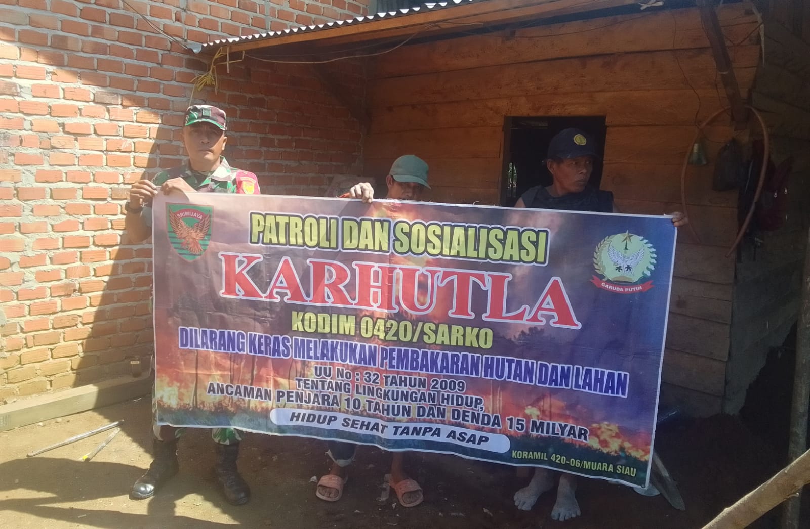 Babinsa Koramil 420-06/Muara Siau Laksanakan Patroli dan Sosialisasi Karhutla di Desa Tanjung Dalam