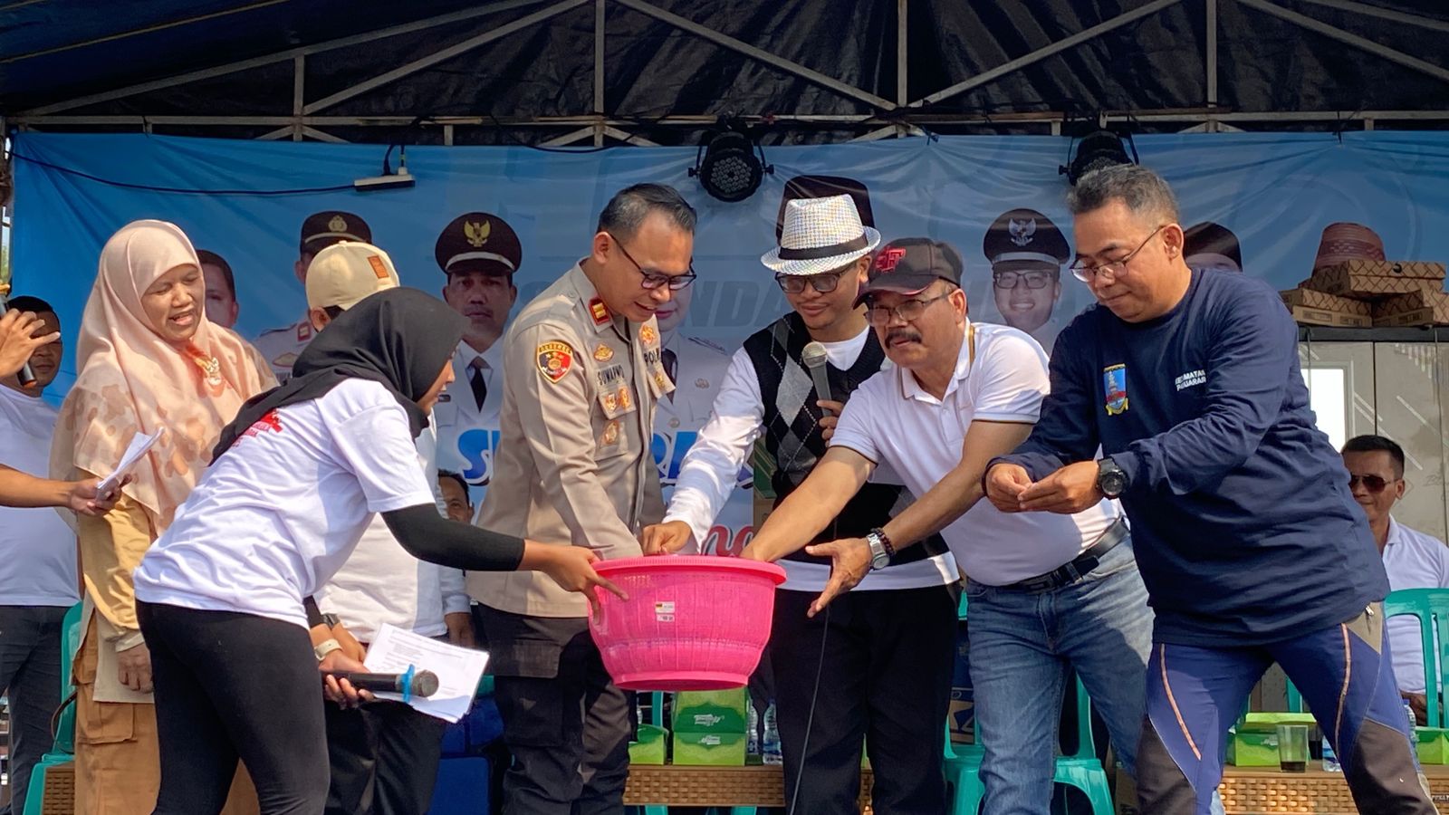 Ribuan warga antusias ikuti jalan sehat HUT ke-46 desa sindangheula