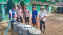 Bersama PDAM Way Agung, Polsek Semaka Dan Uspikan Salurkan Air Bersih Ke Warga Terdampak Banjir