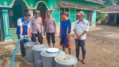 Bersama PDAM Way Agung, Polsek Semaka Dan Uspikan Salurkan Air Bersih Ke Warga Terdampak Banjir