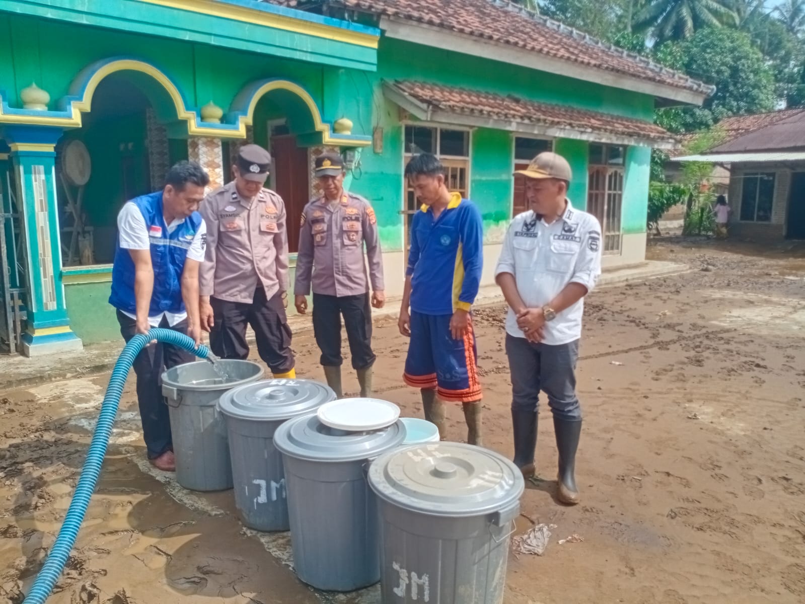 Bersama PDAM Way Agung, Polsek Semaka Dan Uspikan Salurkan Air Bersih Ke Warga Terdampak Banjir