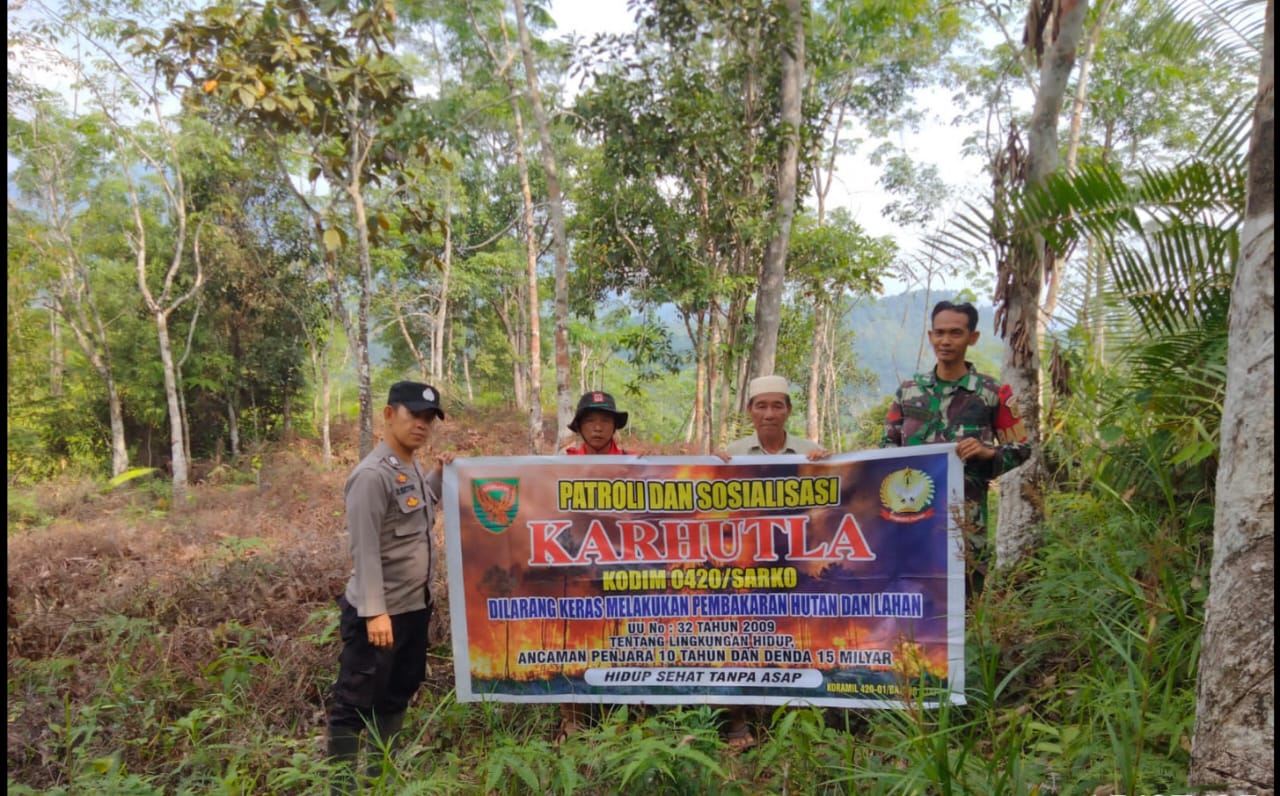 Babinsa Koramil 01/Batang Asai Intensifkan Patroli Cegah Karhutla di Desa Raden Anom