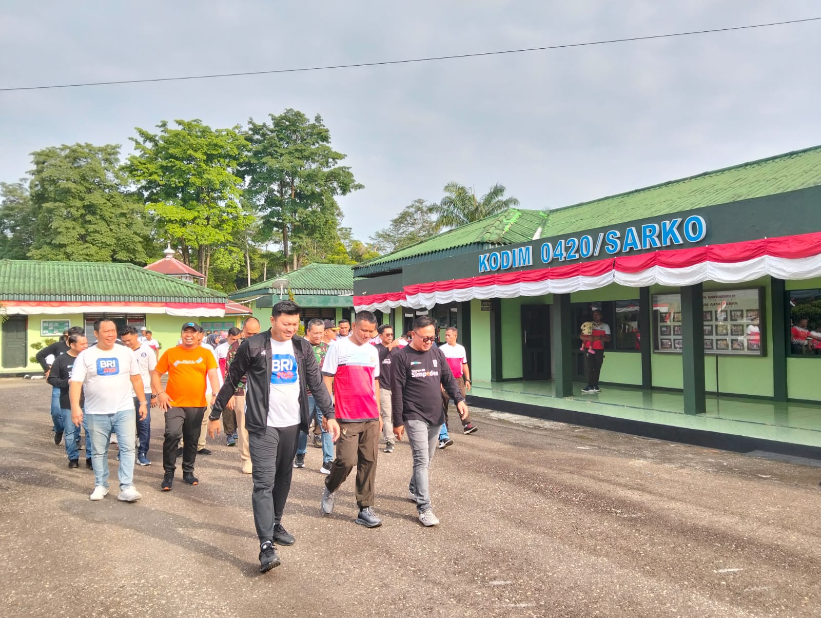 Senam Bersama dan Jalan Santai Meriahkan HUT RI ke-80 di Kodim 0420/Sarko