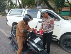 Bangkitkan Semangat Nasionalisme Jelang HUT RI ke-80, Polres Sarolangun Bagikan Bendera Merah Putih kepada Masyarakat.