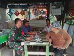 Pererat Silaturahmi, Babinsa Komsos Bersama Para Kadus di Desa Seling