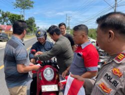 Dirgahayu Kemerdekaan Indonesia, Sat Intelkam Polres Sarolangun Bagikan Bendera Merah Putih.