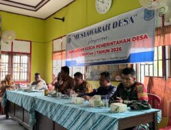 komsos). Babinsa Koramil 08/Tabir Kodim 0420/Sarko Serka Deka Gusra hadiri rapat musyawarah bersama Kades, tokoh adat,tokoh pemuda dan tokoh agama di kantor Desa Ulak Makam