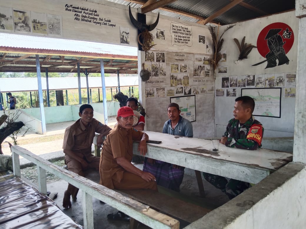 Babinsa Koramil 420-08/Tabir, Serka Rizal pahripi, Melaksanakan Komsos Bersama perangkat desa dan warga di Desa Pulau tabakar,Kecamatan. Tabir barat