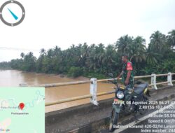 Babinsa Memantau Debit Air Antisipasi Banjir