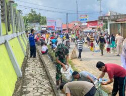 Wujudkan Lingkungan Aman dan Nyaman, Babinsa Gotong Royong Bersama Warga Desa Bukit Peranginan
