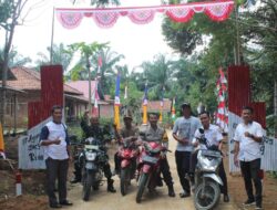 Jelang HUT RI ke-80, Babinsa dan Bhabinkamtibmas Gencarkan Komsos di Desa Bukit Beringin
