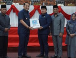 H M Syukur Dengarkan Pandangan Umum Fraksi-Fraksi Dewan Terhadap Ranperda RPJPD Merangin Tahun 2025-2029