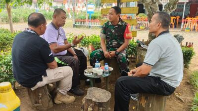 Dekat dengan Warga, Babinsa Aktif Jalin Komsos di Desa Muara Delang