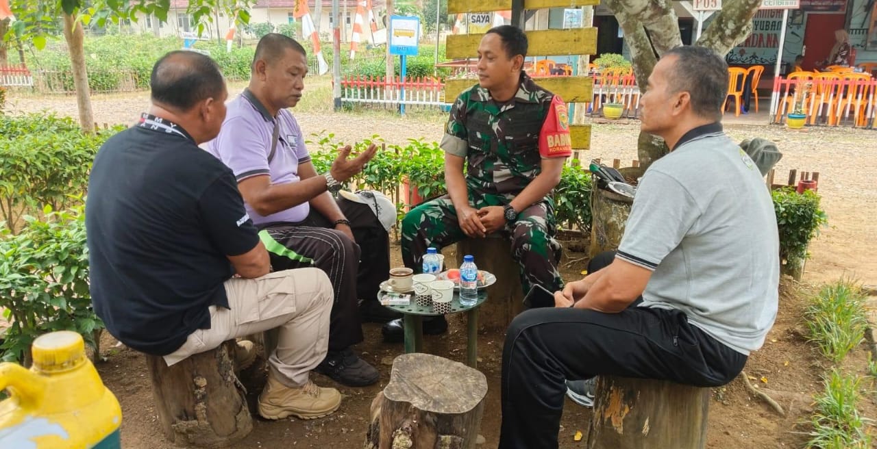 Dekat dengan Warga, Babinsa Aktif Jalin Komsos di Desa Muara Delang
