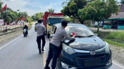 Ajak Warga Hormati Simbol Negara, Polsek Mandiangin Bagikan Bendera Merah Putih Sambut HUT ke-80 RI.