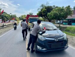 Ajak Warga Hormati Simbol Negara, Polsek Mandiangin Bagikan Bendera Merah Putih Sambut HUT ke-80 RI.