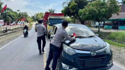 Ajak Warga Hormati Simbol Negara, Polsek Mandiangin Bagikan Bendera Merah Putih Sambut HUT ke-80 RI.