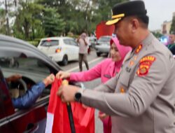Sambut HUT ke-80 RI, Kapolres bersama Bupati Sarolangun dan Forkopimda Bagikan Bendera Merah Putih.