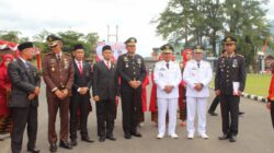 Sukses Gelar Upacara Penaikan Bendera Merah Putih HUT RI Ke 80 Bupati Pasaman Welly Suhery Berikan Salaman Pada Komandan Upacara