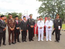 Sukses Gelar Upacara Penaikan Bendera Merah Putih HUT RI Ke 80 Bupati Pasaman Welly Suhery Berikan Salaman Pada Komandan Upacara