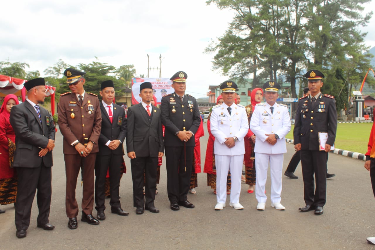 Sukses Gelar Upacara Penaikan Bendera Merah Putih HUT RI Ke 80 Bupati Pasaman Welly Suhery Berikan Salaman Pada Komandan Upacara