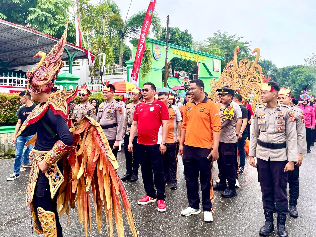 Ditengah Gerimis Hujan, Tak Menyurutkan Aksi Kreatif Polres Sarolangun Dalam Warnai Karnaval Kemerdekaan di Sarolangun.