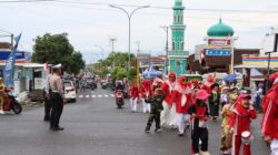 Sat Lantas Polres Tanggamus dan Polsek Kota Agung Amankan Karnaval Anak PAUD, TK dan SD HUT Ke-80 RI