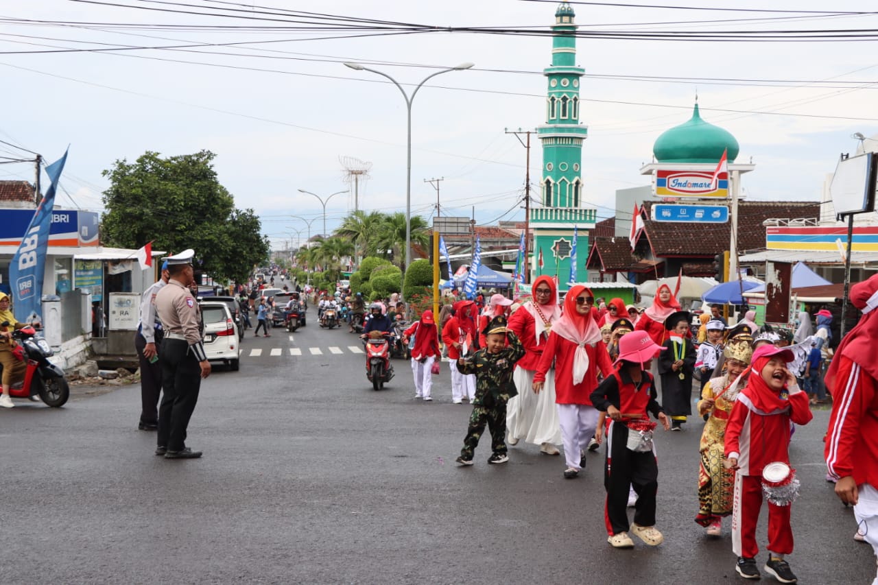 Sat Lantas Polres Tanggamus dan Polsek Kota Agung Amankan Karnaval Anak PAUD, TK dan SD HUT Ke-80 RI