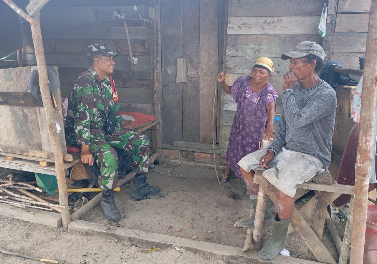 Babinsa Sarolangun Gencar Sosialisasikan Larangan Bakar Lahan, Sambangi Warga dari Rumah ke Rumah