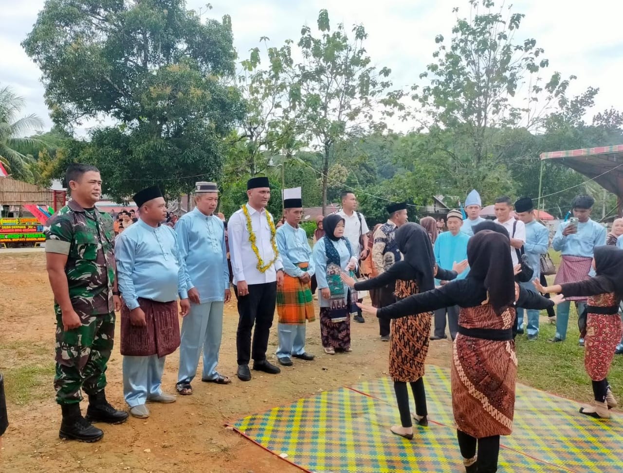 Babinsa Meriahkan Perlombaan, Semarak HUT RI ke-80 dan HUT Desa Sekamis di Sarolangun