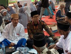 Kades sindangheula dampingi warga ya terima insentif guru ngaji dan madrasah