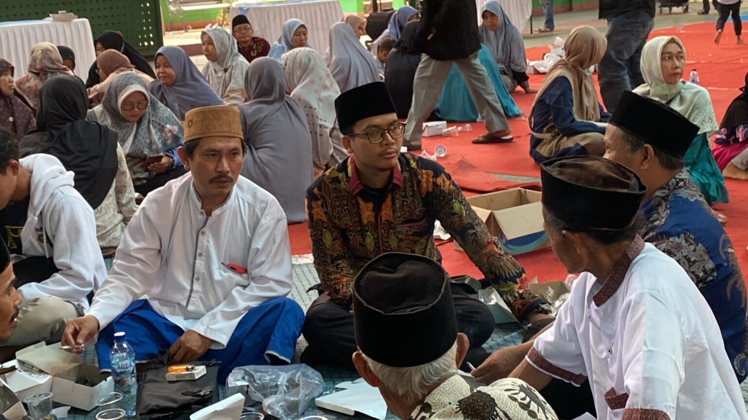 Kades sindangheula dampingi warga ya terima insentif guru ngaji dan madrasah