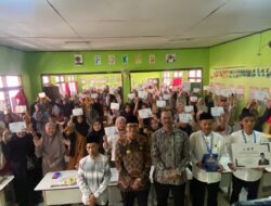 Furtasan Ali Yusuf serahkan simbolisprogram indonesia pintar di SDN paleuh desa sindangheula