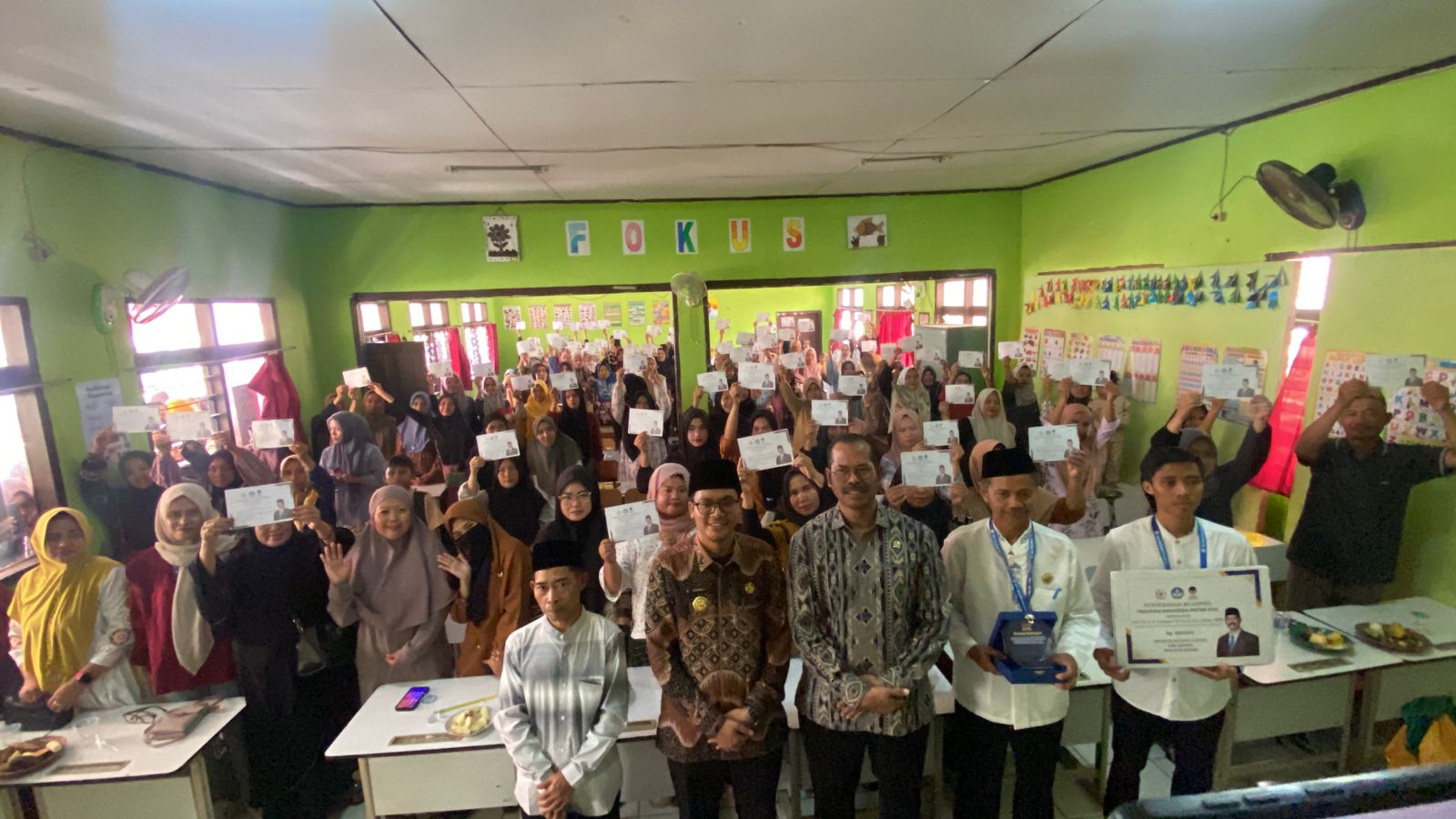 Furtasan Ali Yusuf serahkan simbolisprogram indonesia pintar di SDN paleuh desa sindangheula