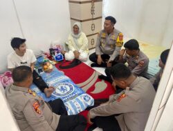 Wujud Kepedulian, Kapolres Sarolangun Besuk Anggota yang Sakit