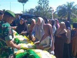 Babinsa Bantu Salurkan Beras Murah, Warga Singkut Antusias Sambut Program Pemerintah