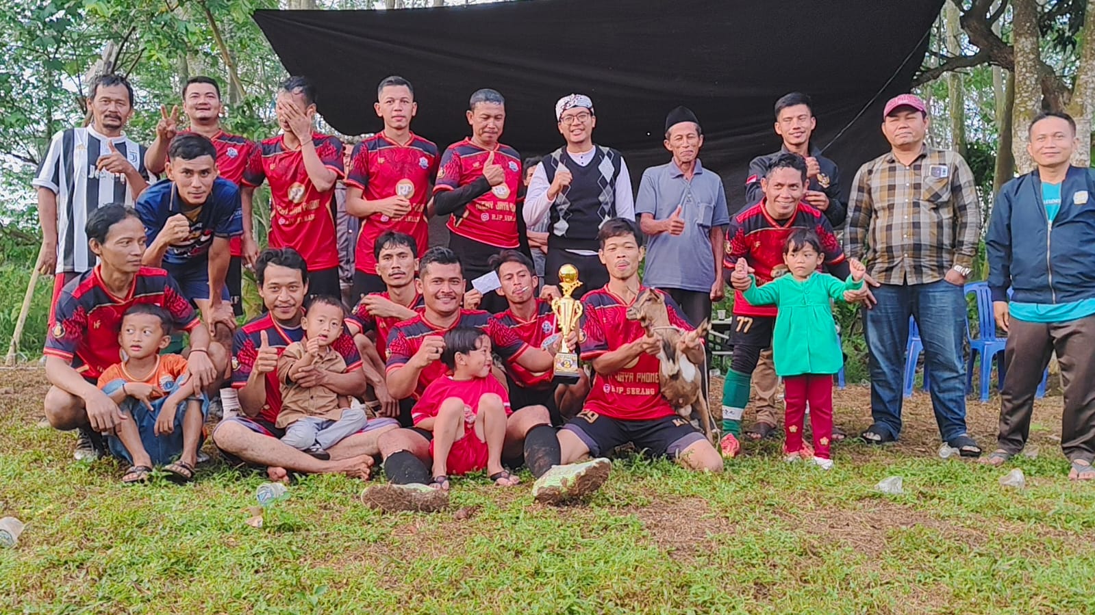 Final turnamen sepak bola oplosan Jelupang wetan sukses,kepala desa sindangheula apresiasi panitia dan pemuda