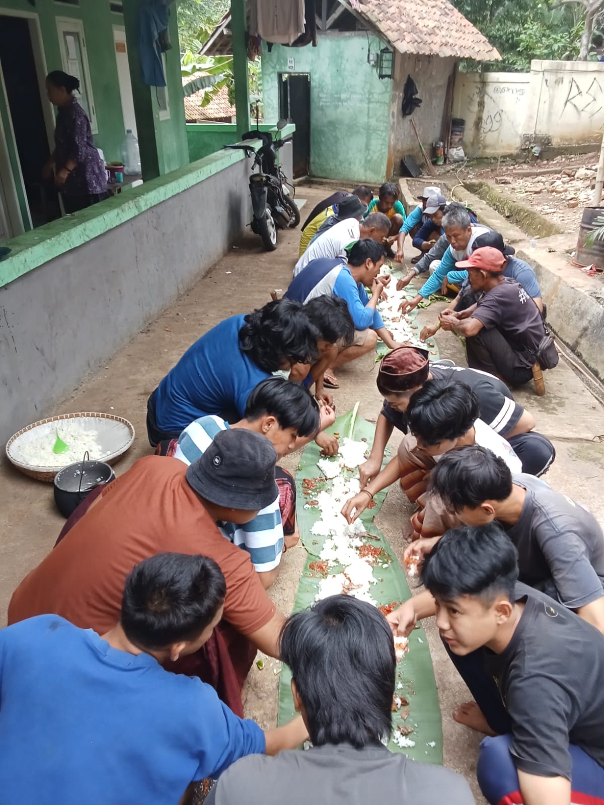 Warga cadasari lor antusias ada ya pembangunan paping blok di RT02RW01DESA ci injuk kecamatan cadasari kabupaten pandeglang