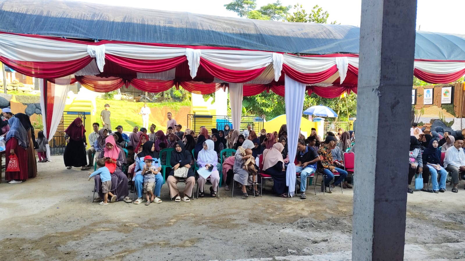 Antusias masyarakat ikut gebyar layanan dukcapil desa sindangheula