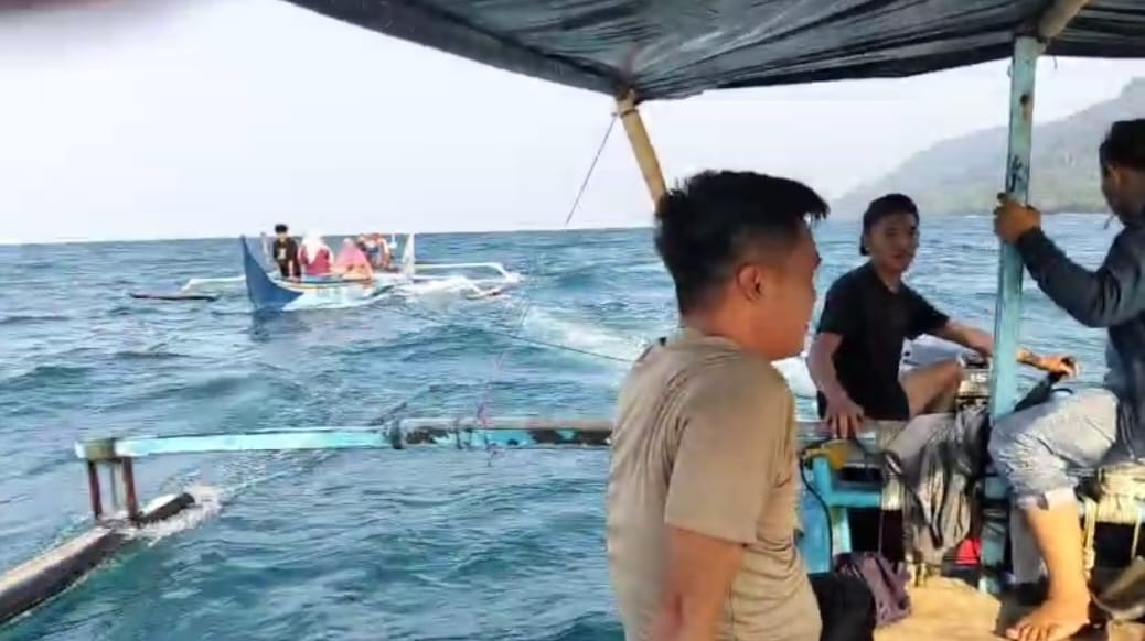 Aksi Heroik Polsek Pematang Sawa: Selamatkan Perahu Mogok Bawa Pasien Sesak Napas di Tengah Laut Tanggamus