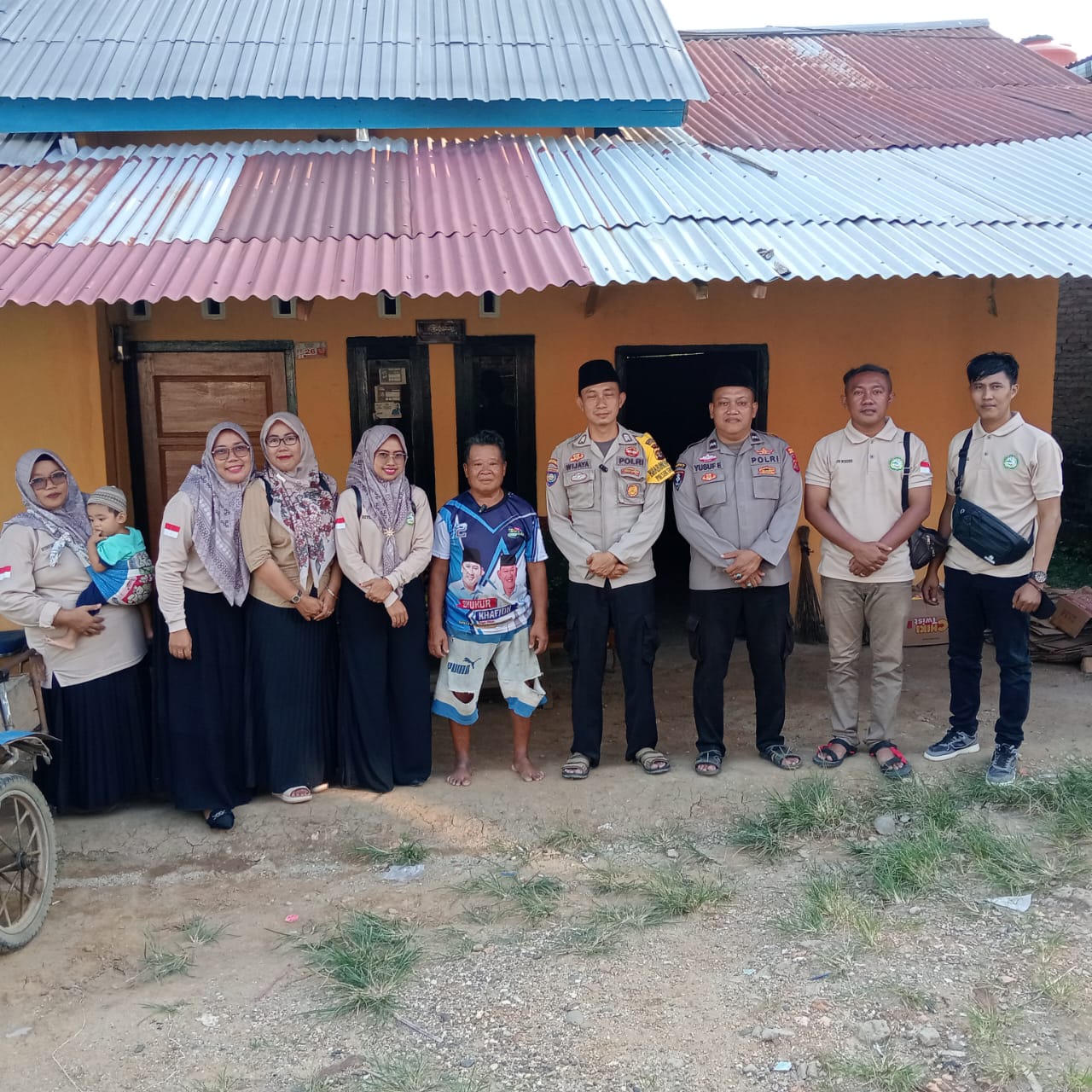 Kapolsek Tabir Selatan Polres Merangin bersama Yayasan Pundi Amal Jum’at Berkah ” ayo sanak saudara sisihkan rezeki untuk warga yang tidak mampu